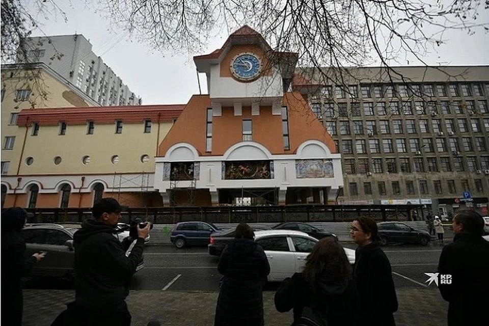 На фасаде здания со стороны улицы Мамина-Сибиряка уже появились огромные часы