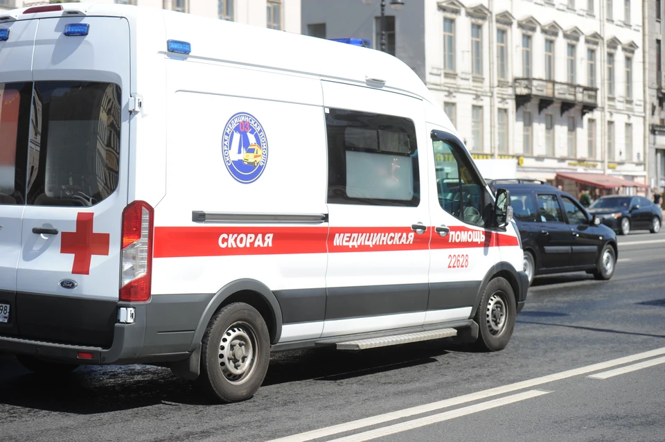 Пьяного подростка с порезанной шеей госпитализировали в Петербурге