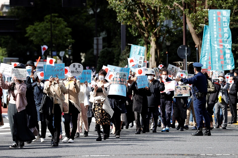 В Токио прошла мирная акция протеста против брака принцессы Мако