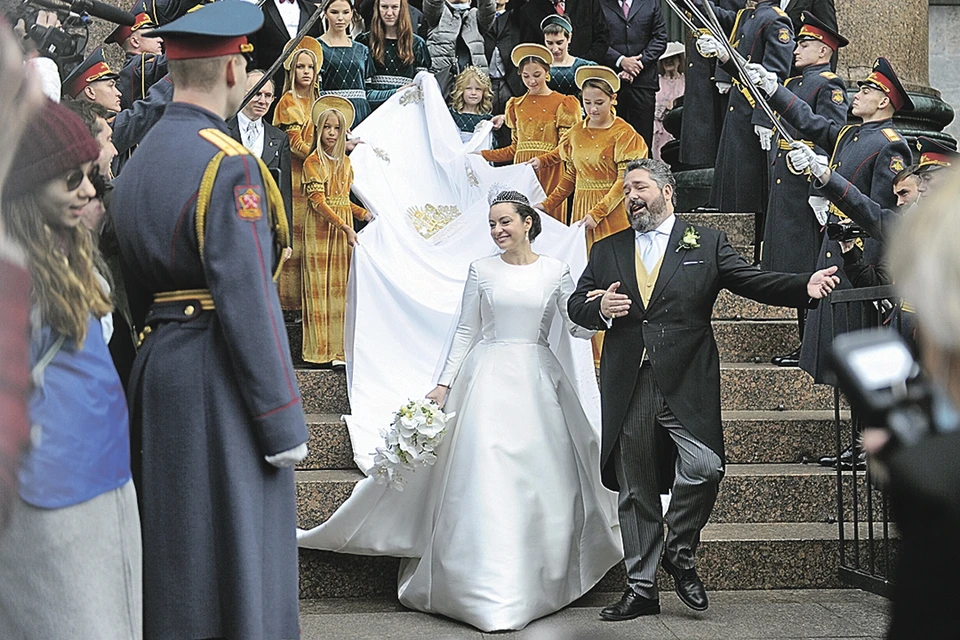В связи с участием в пышной «царской свадьбе» роты Почетного караула недоумевал даже министр обороны Сергей Шойгу.