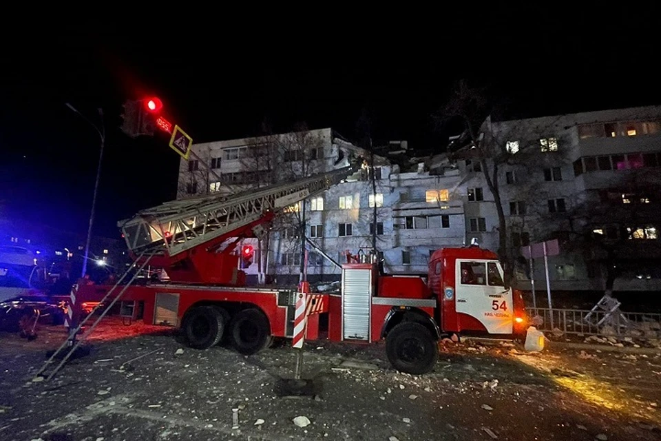 Из-за взрыва обрушились перекрытие 4 и 5 этажей.