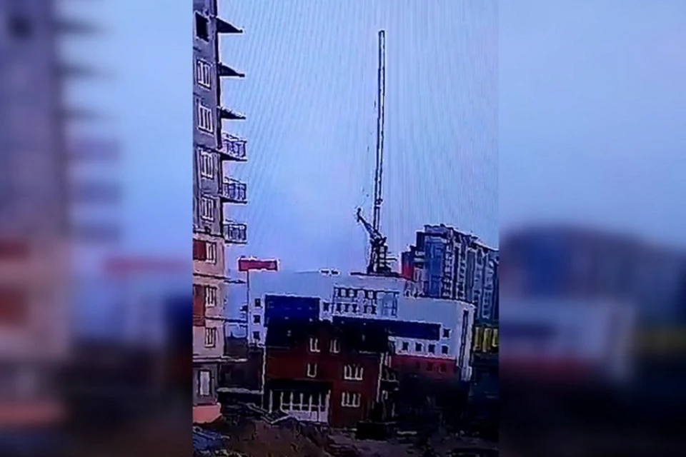Конструкция упала на здание строящейся больницы. Фото: скриншот видео