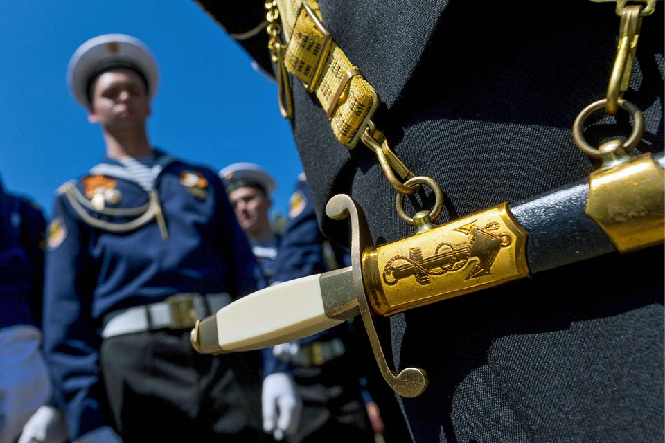 Кортик со времён своего появления в России считался символом мужества и офицерской чести. Фото: Сергей Мальгавко/ТАСС