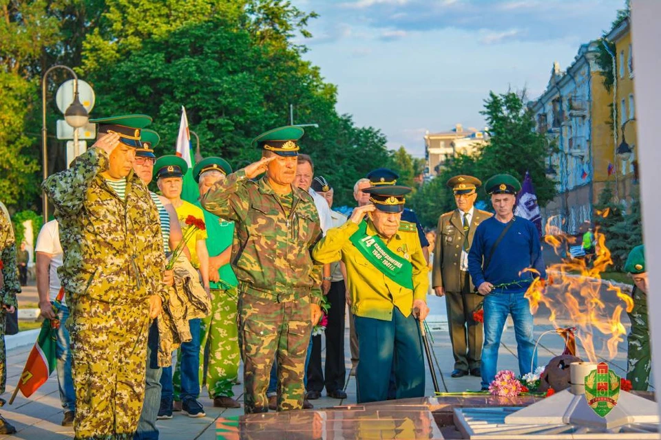 Александр Вылегжанин с молодыми пограничниками в День памяти и скорби у Вечного огня. Фото: Александр ЛОБАНОВ