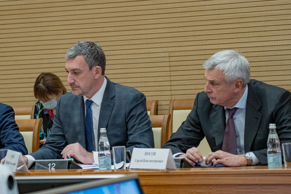 Губернатор Василий Орлов (слева) рассказал о мерах, принятых в регионе для защиты жителей от наводнений. Фото: пресс-служба правительства Амурской области.