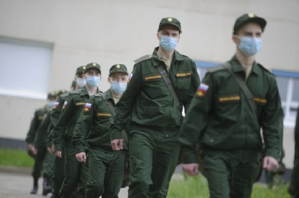 Утверждается, что в ближайшем будущем ситуация измениться и военнослужащие тоже смогут получить сертификат о вакцинации.