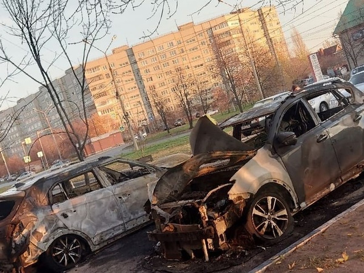 В Тольятти на улице Льва Толстого под окнами многоэтажки сгорели две  иномарки - KP.RU