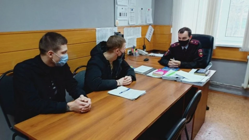 с молодыми людьми провели профилактическую беседу о недопустимости нарушения Правил дорожного движения и подобного поведения на дороге. Насколько убедительны были полицейские, покажет время.