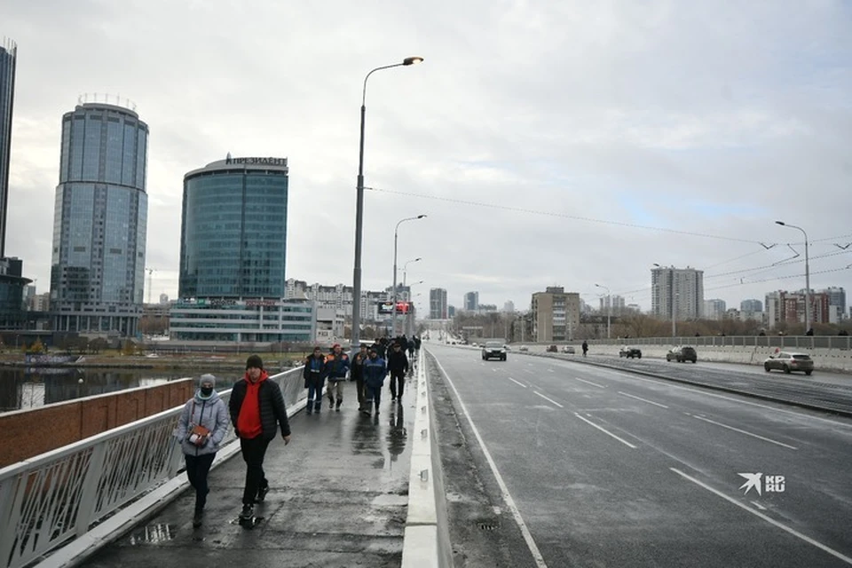 Все это время общественный транспорт и автомобилисты города мучились в пробках