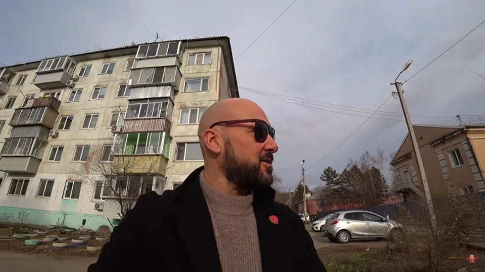 Мужчина даже разговорился с местным таксистом Фото: скриншот