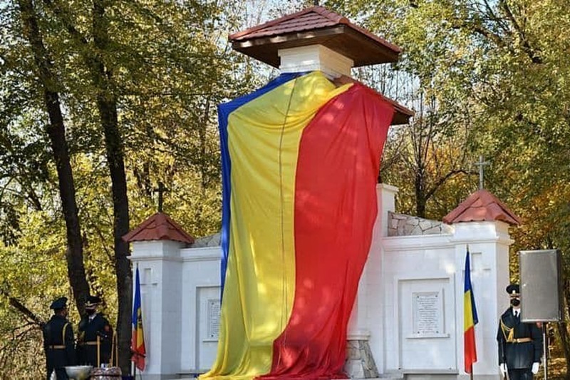 Памятник посвящен солдатам румынской армии, союзникам Гитлера, убитым в результате оборонительной операции Южного фронта Вооружённых сил СССР против румынско-немецких войск на территории Бессарабии и Северной Буковины в начале Великой Отечественной войны в период с 1—26 июля 1941 года.
