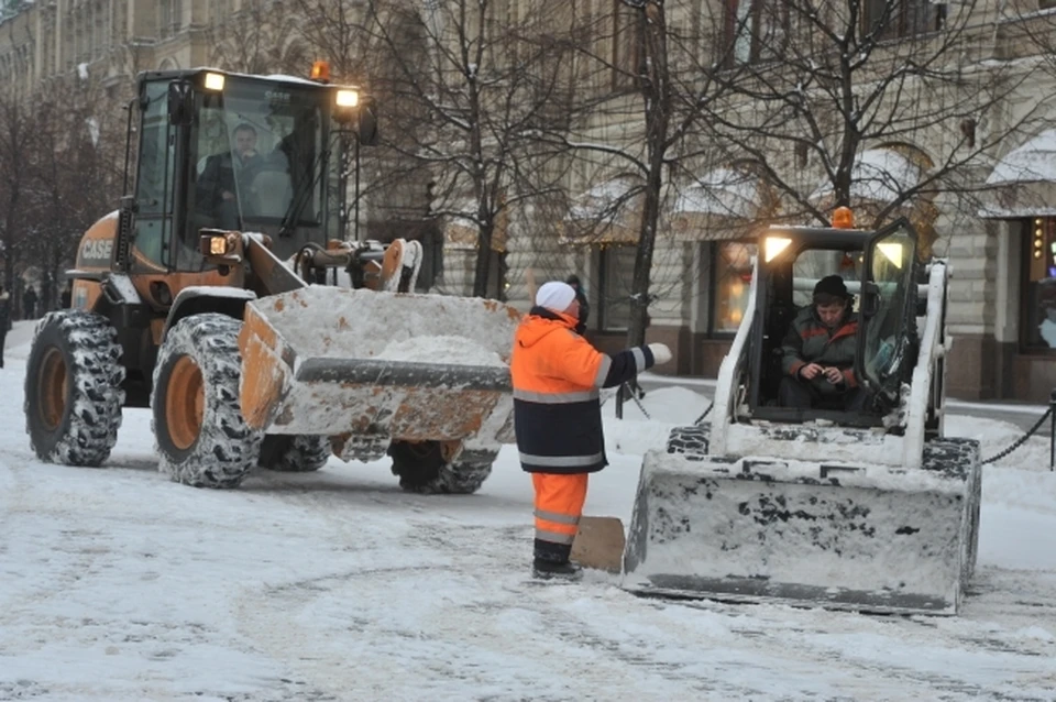 Улицы города очищают от снега плужнощеточные машины и автогрейдеры.