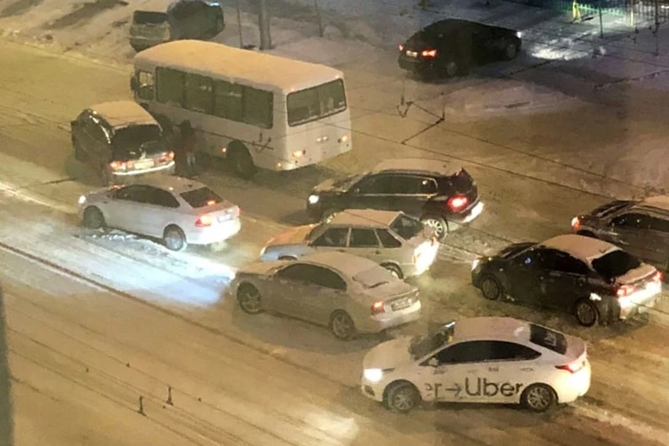 Авария затруднила движение по проспекту Дзержинского. Фото: "АСТ-54"