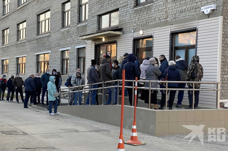 Несколько десятков человек стоят на улице, чтобы получить заветную дозу вакцины в рязанском Едином центре вакцинации.