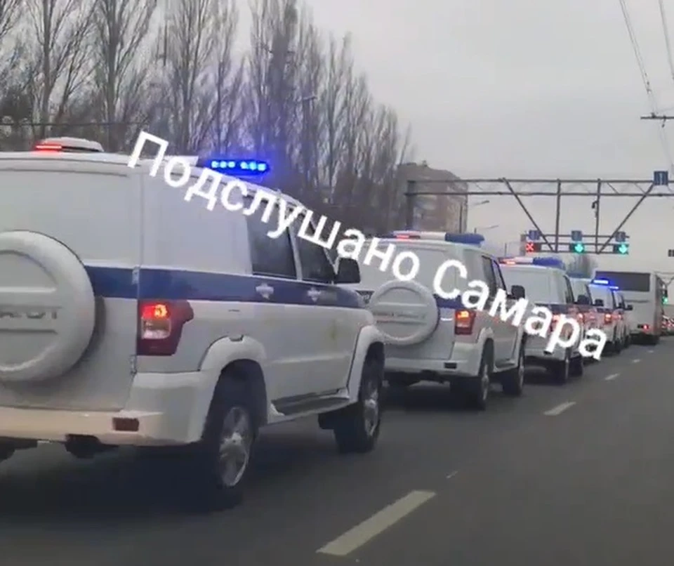 Полицейские машины ехали в сторону выезда из города