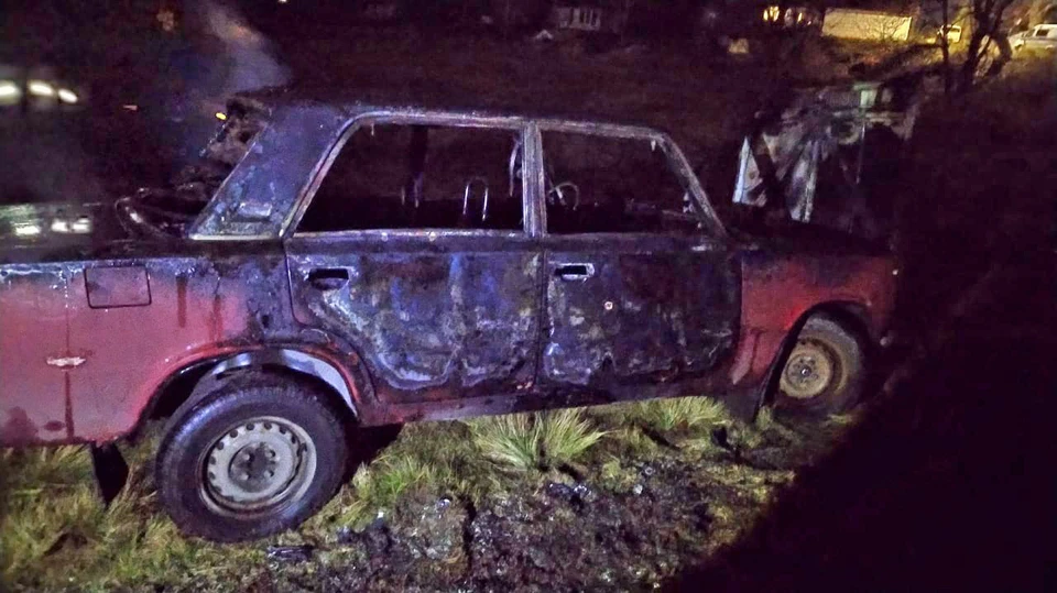 Автомобиль «ВАЗ» сгорел вечером в Смоленске. Фото: пресс-служба ГУ МЧС по Смоленской области.