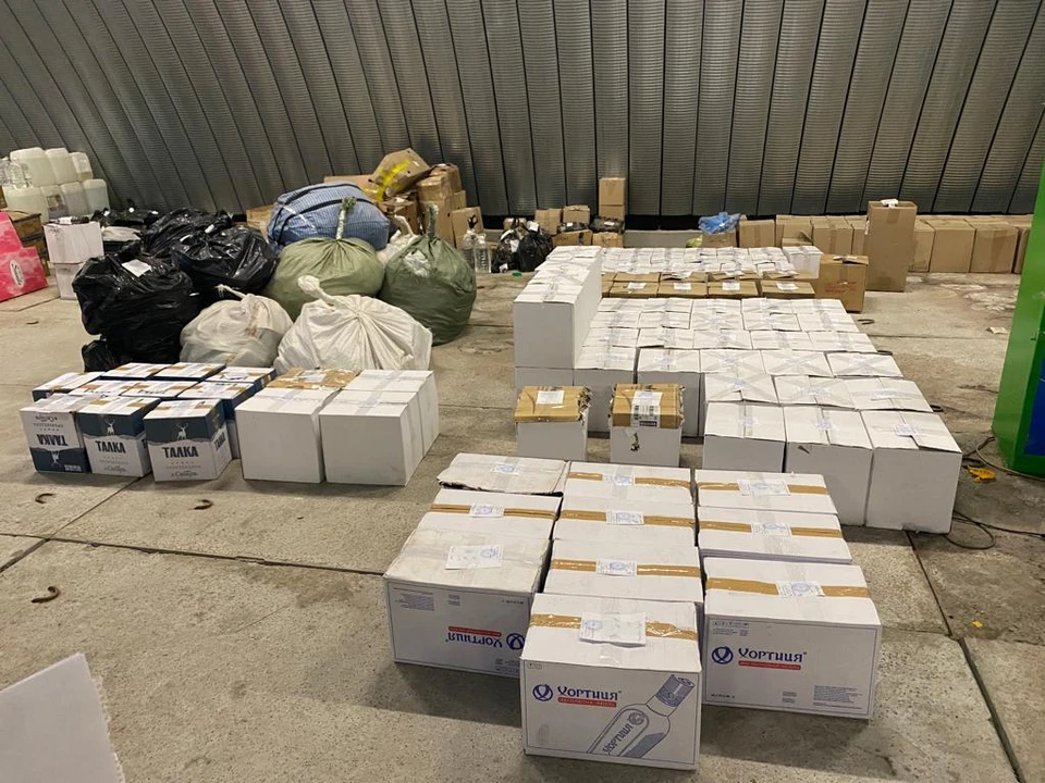 В фургоне у задержанных нашли 1000 бутылок и 200 литров суррогатного спирта. Фото: УФСБ по Волгоградской области.