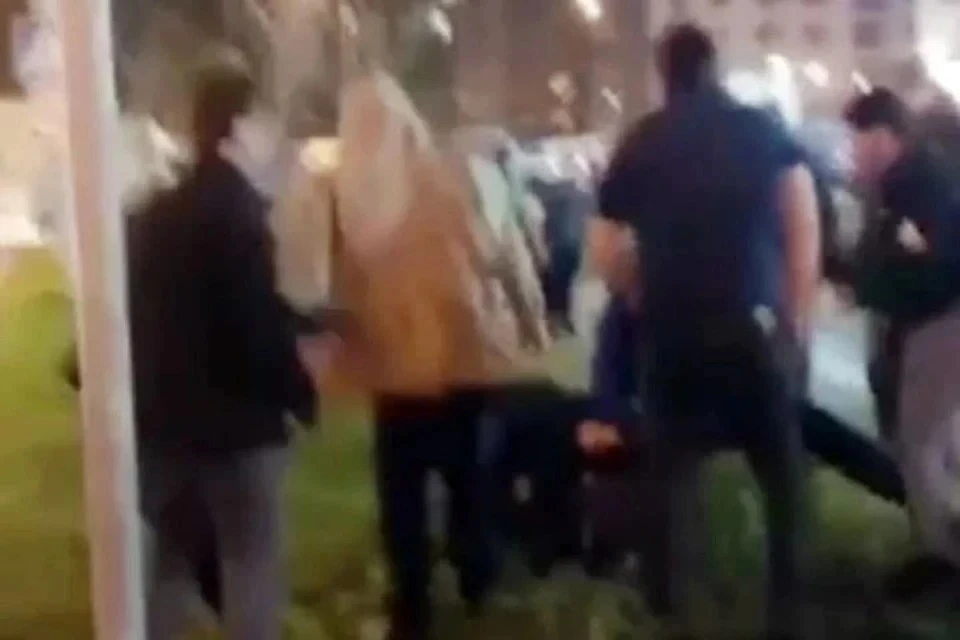 Напавшие на мужчину с ребенком в Москве ударили маленького мальчика по лицу Фото: кадр из видео Фото: кадр из видео