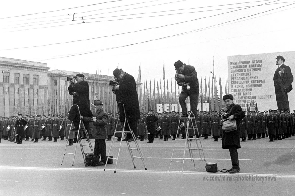 7 ноября 1970 года. Октябрьская площадь, парад. Фото и видео корреспонденты за работой перед трибуной. Фото: @MinskPhotoHistoryNews