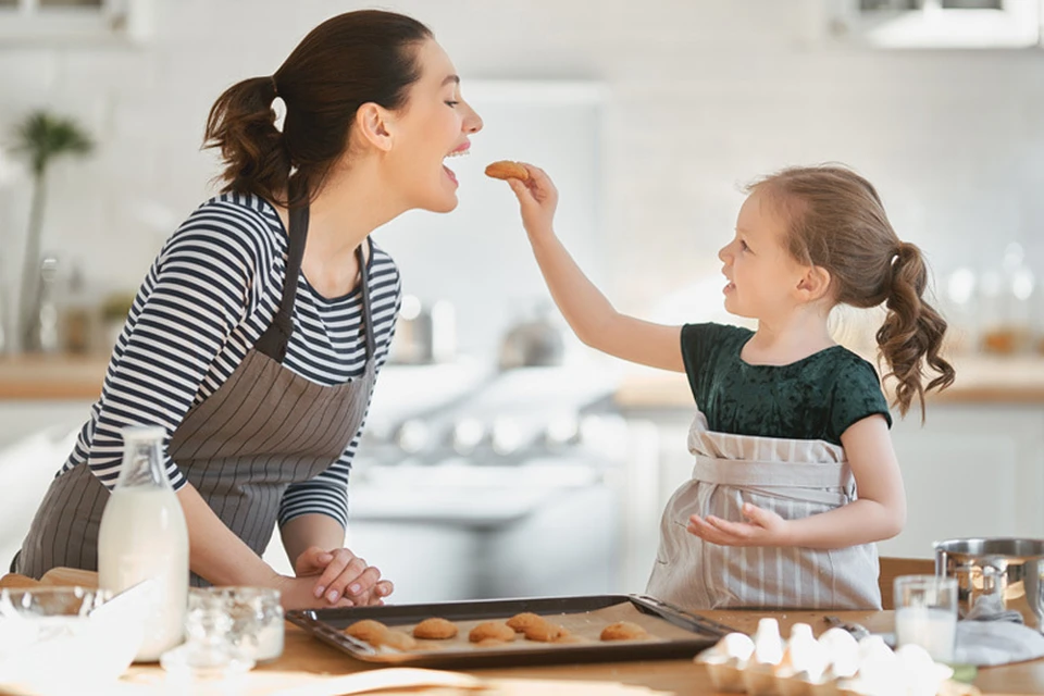 Домашний включи. Friends Baking at Home. Girls who Love Baking at Home