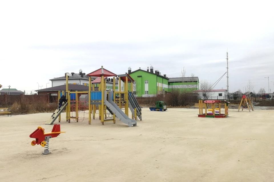 В тюменском микрорайоне Казарово благодаря инициативе жителей появилась детская площадка.