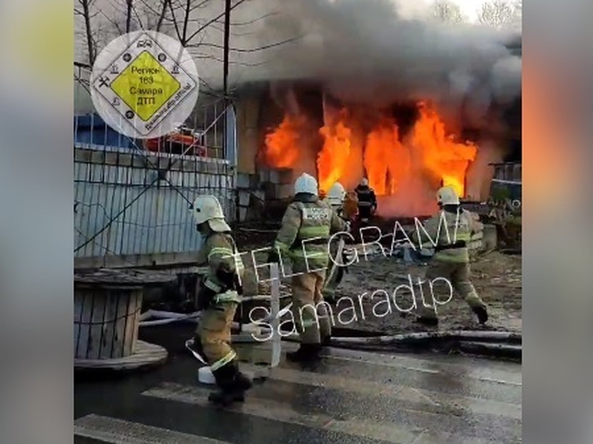 Заброшенный двухэтажный дом загорелся на ул. Осипенко в Самаре 9 ноября  2021 года - KP.RU