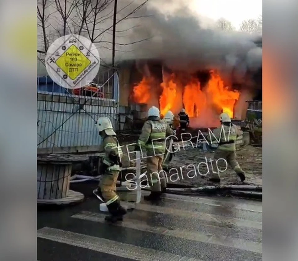 Заброшенный двухэтажный дом загорелся на ул. Осипенко в Самаре 9 ноября  2021 года - KP.RU