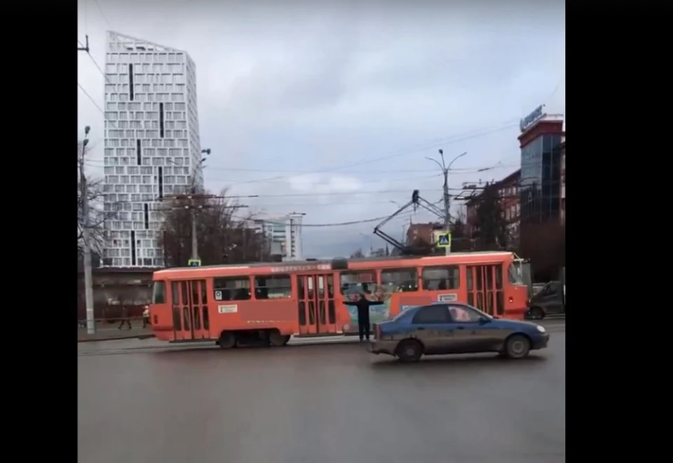 Благодаря действиям неизвестного мужчины, движение на данном перекрестке не останавливалось. Фото: группа «Злой ижевчанин» во «ВКонтакте»