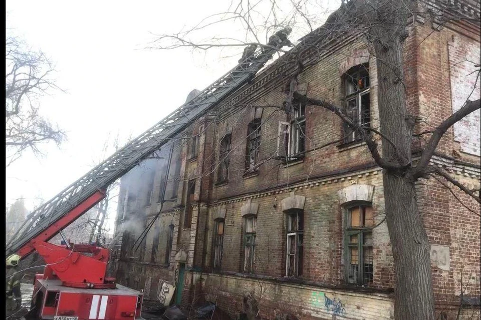 В Липецке тушат заброшенное здание в Военном городке