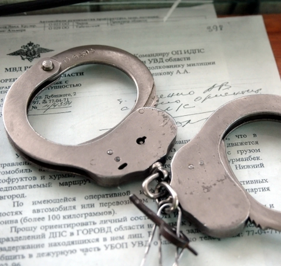 Недовольный пассажир начал конфликтовать, а потом и вовсе достал из кармана своей одежды предмет, похожий на нож, и потребовал от водителя отдать всю выручку.