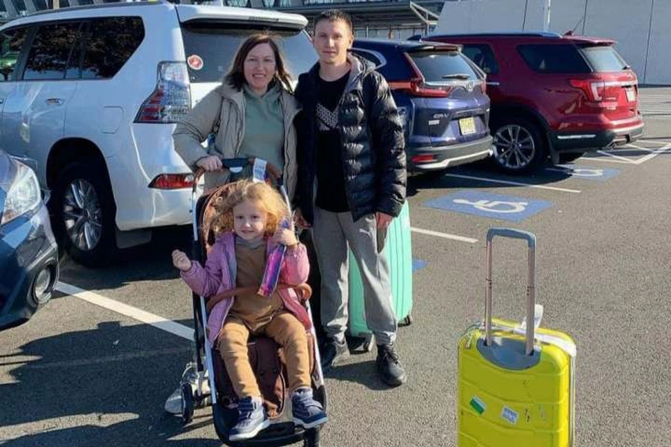 Соня с мамой и племянником женщины прилетели в Штаты. Фото: Instagram mama_shilo_popov