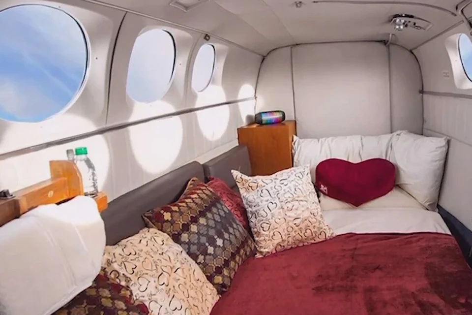 El ambiente en el "lecho del amor" es, por decirlo suavemente, específico, porque el avión "Cessna" es bastante compacto y no tiene tabiques e incluso más espacio para camas.