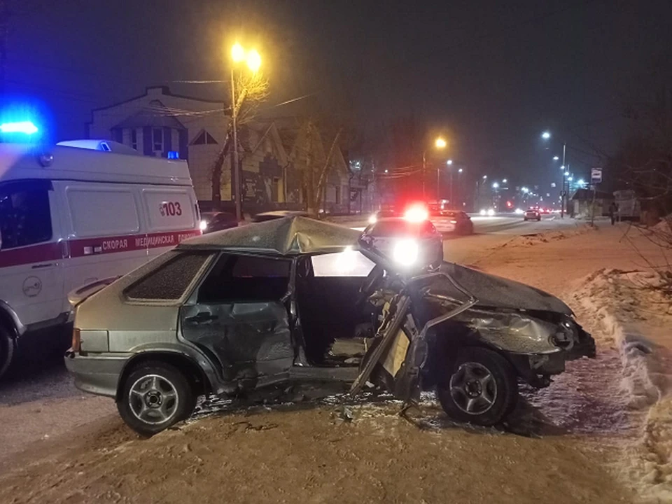 Так выглядит пострадавший в аварии автомобиль, водитель и пассажир которого попали в медицинское учреждение. Фото: официальная страница регионального УМВД ВКонтакте.