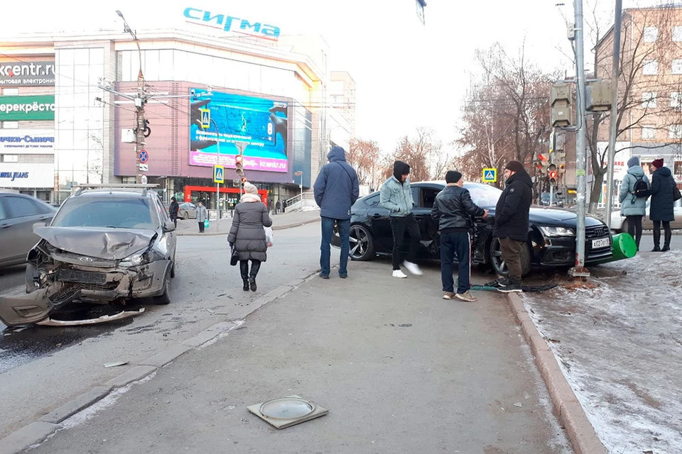 Одна из машин вылетела на тротуар. Фото: Анастасия Захарова