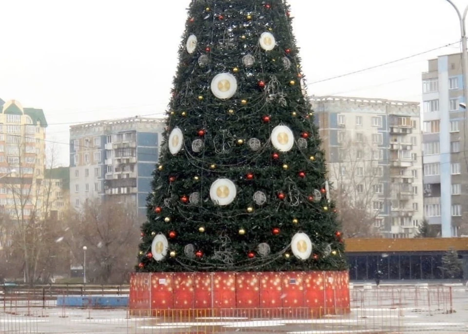 В Новокузнецке украсили главную новогоднюю ель. Фото:instagram/novokuznetsk.news.