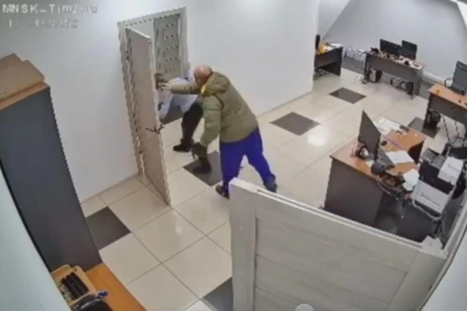 В Минусинске мужчина с кулаками набросился на девушку в офисе интернет-провайдера. Стоп-кадр видео