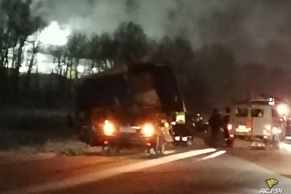 Вечером, 16 ноября, на трассе под Новосибирском произошло серьезное ДТП. Фото: "АСТ-54"
