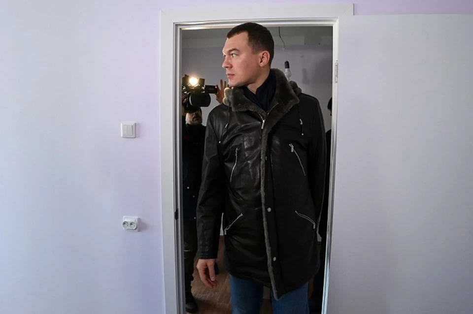 Михаил Дегтярев лично осмотрел, в каких условиях будут жить выпускники детских домов. Фото: правительство Хабаровского края