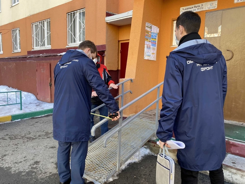 В Тюмени мама мальчика-инвалида спустя два года добилась от чиновников установки пандуса. Фото - ОНФ.