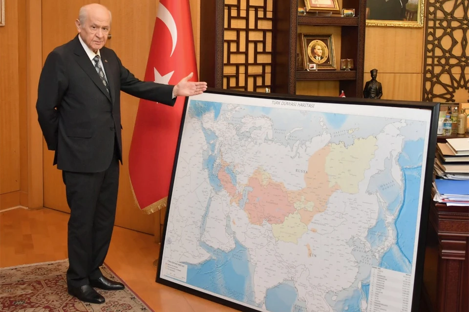 Турецкий политик Девлет Бахчели выложил фотографию на фоне карты "тюркского мира". Фото: twitter.com/MHP_Bilgi