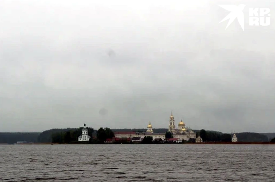 Нило-Столобенская пустынь расположена на острове на озере Селигер.