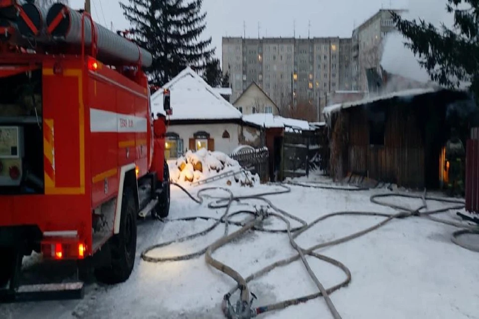 В Новосибирске пожарные спасли человека из горящего дома. Фото: ГУ МЧС по НСО.