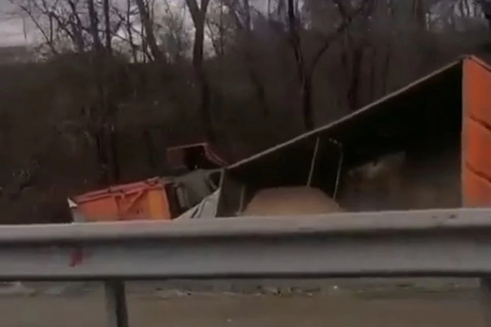 Зерновоз перевернулся на трассе в Северском районе Кубани Фото: кадр из видео