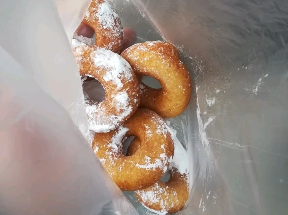 Любимые многими горячие и вкусные пончики с сахарной пудрой будут производить теперь в пекарне "Хлебница", обещают новые владельцы павильона. Фото: tomsk.flamp.ru