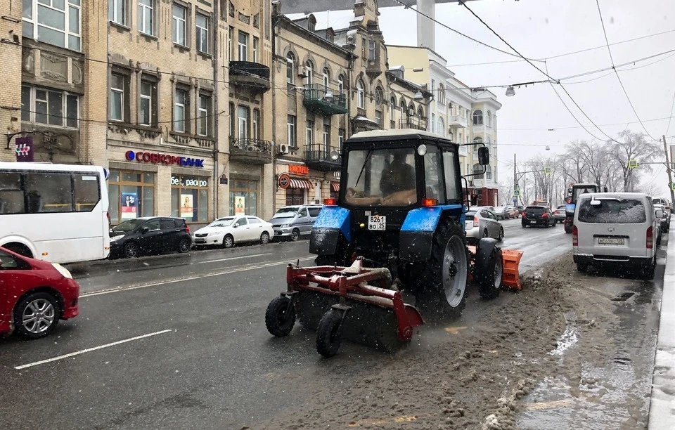 В центре Владивостока снегоуборочные машины очищают тротуары