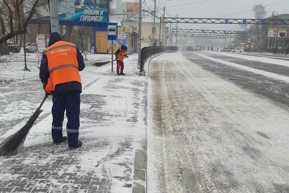 Дорожные службы работают в усиленном режиме. Фото: администрация Хабаровска
