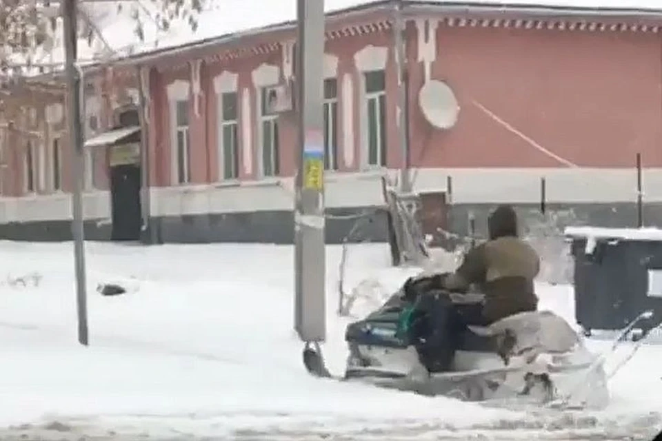 Мужчина на снегоходе удивил горожан.