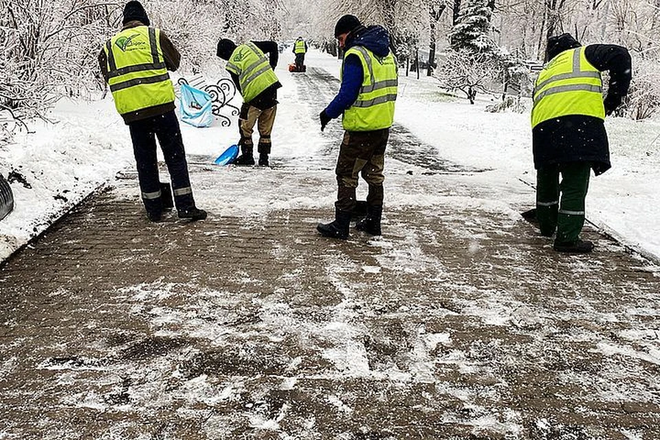 Очищают тротуары. Тротуары Владивостока. Картинка тротуар во Владивостоке. Пешеходная дорожка чистят. Самый широкий тротуар Владивосток.