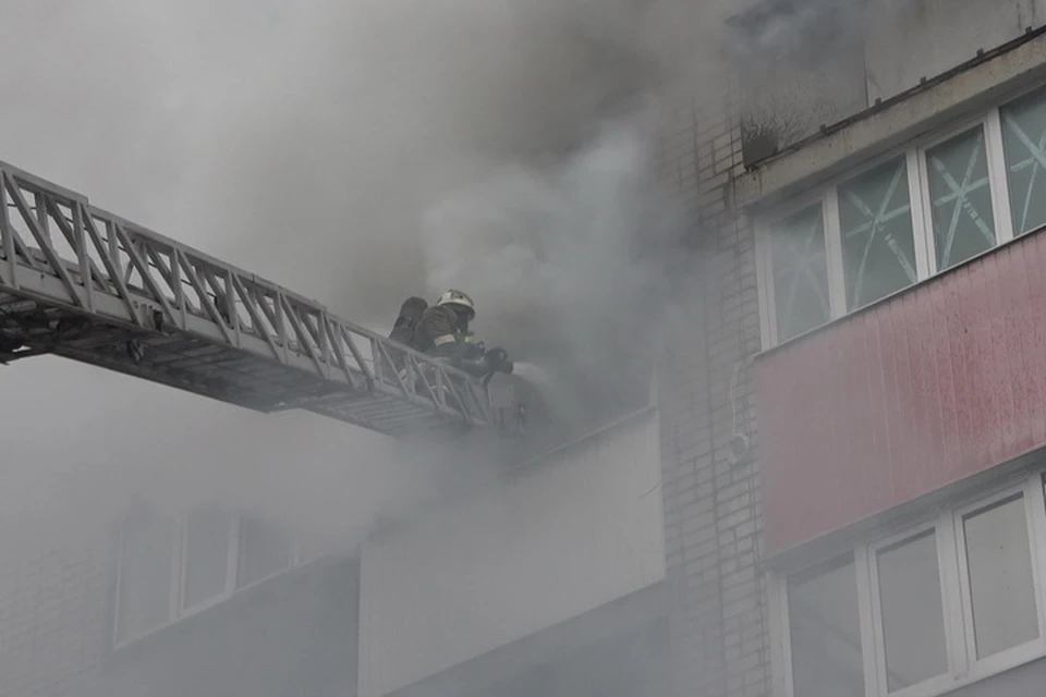 В Енакиево на улице Вильямса загорелась квартира на третьем этаже пятиэтажного дома. Фото: МЧС ЛНР