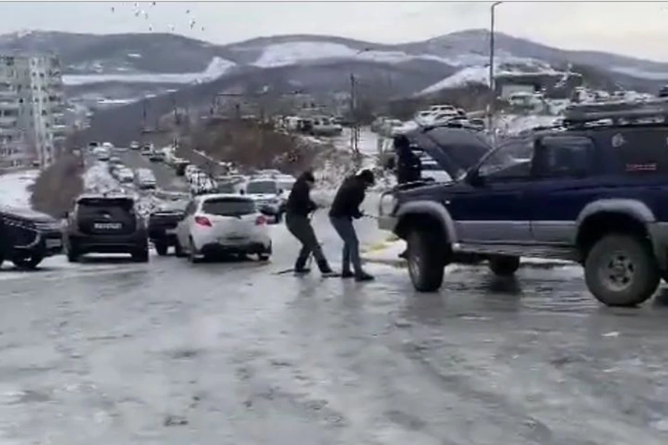 На спуске уже произошло ДТП.